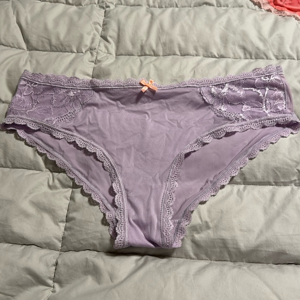 New with tag Victoria’s Secret hip hugger panty